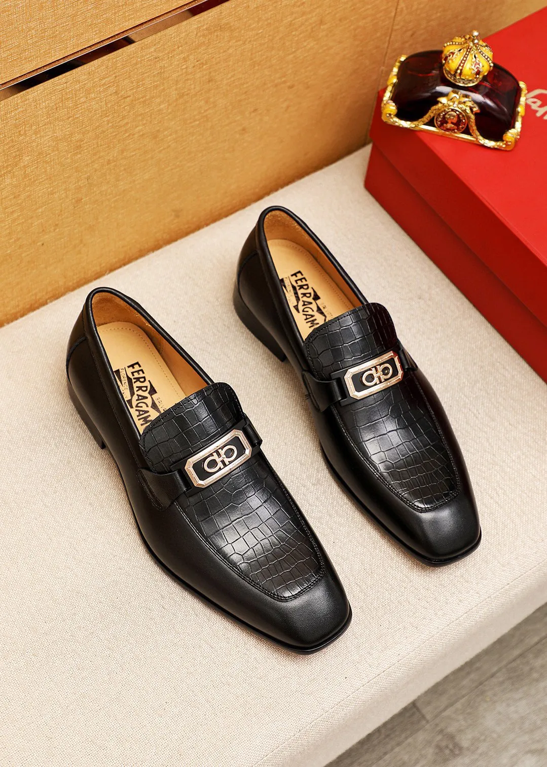 Men's shoes 💰442 💐 Product trademark: Ferragamo "Ferragamo" casual leather shoes Regular size: 38-44 (45.46🉑️customized) Product materials: Selected imported first-layer calfskin embossed upper + original hardware buckle, imported water-dyed cow leather lining. Strong three-dimensional visual effect, combined outsole Color: 1⃣️color optional